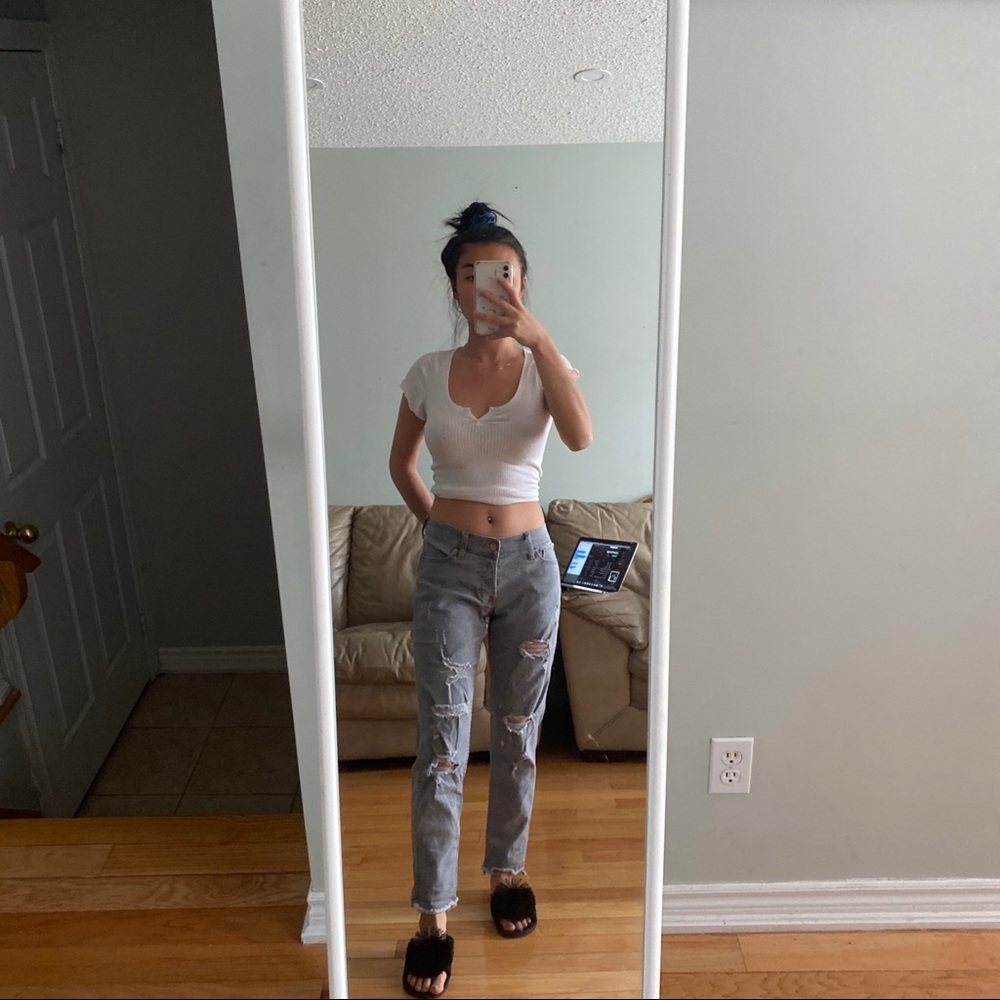 DISTRESSED JEANS